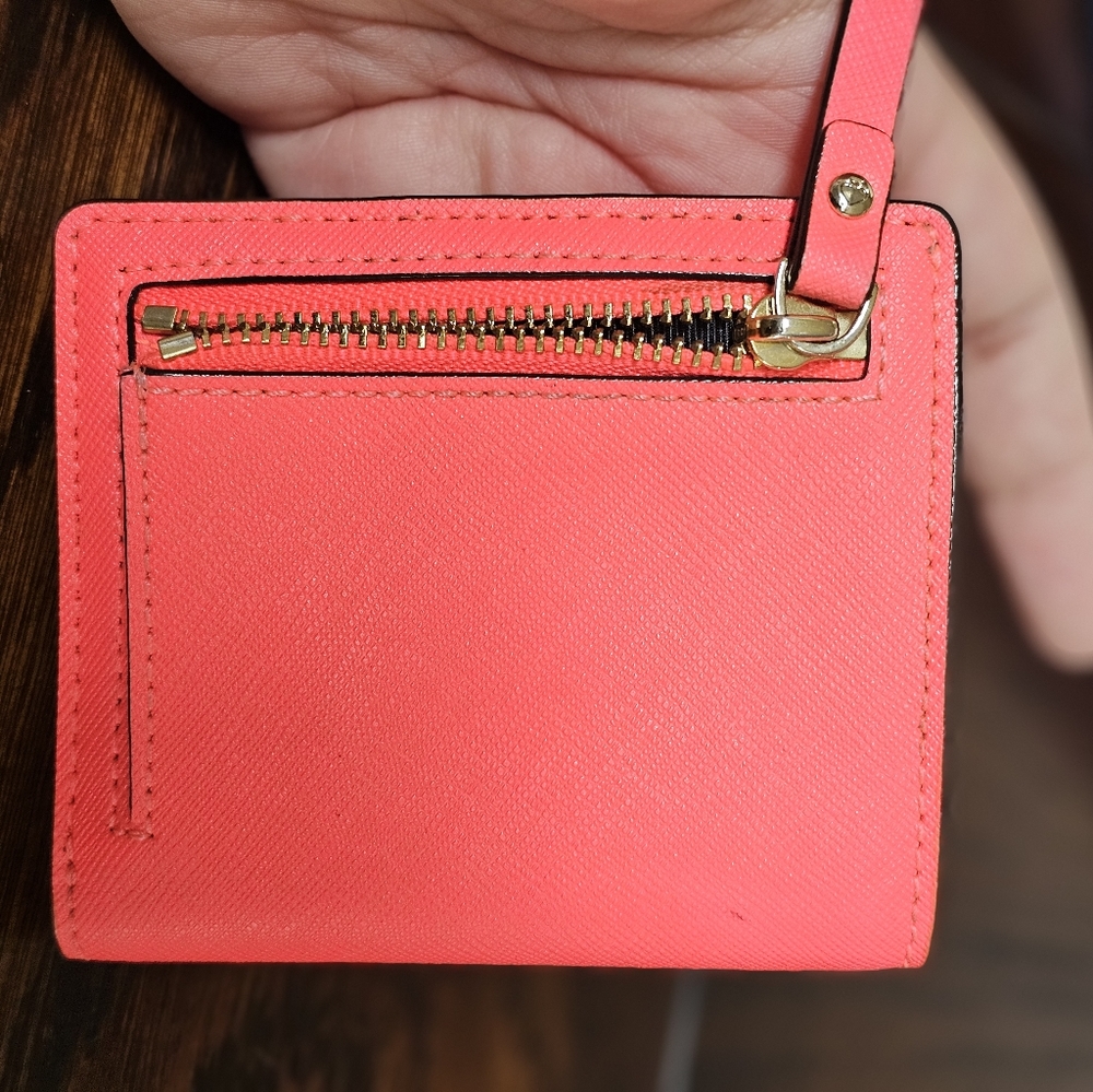 Kate Spade Wallet. - Picture 2 of 4
